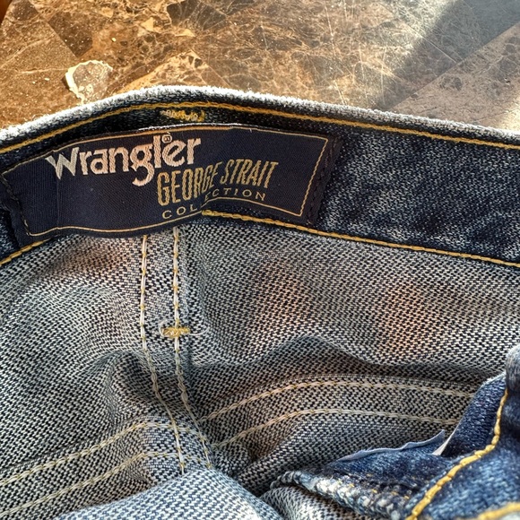 TWO pair of wrangler jeans - Picture 3 of 5